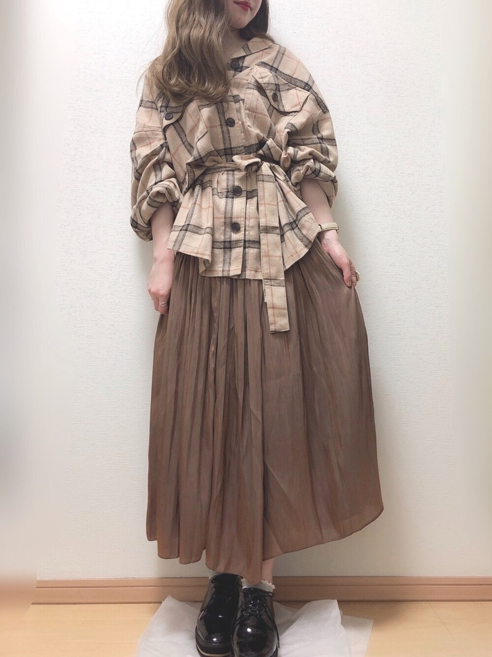 「秋のコーデ、大人女子、大人カジュアル、ワントーンコーデ、ootd、outfit、チェックシャツ、w closet、おしゃれさんと繋がりたい、いいね、save、フォローお願いします🤑」｜「w closetのベルト付き起毛チェック開襟BIGシャツ羽織り（シャツ/ブラウス、ベージュ系）」を使った、yuririn*さん（レディース・156cm）の夏コーディネートの1枚目の写真