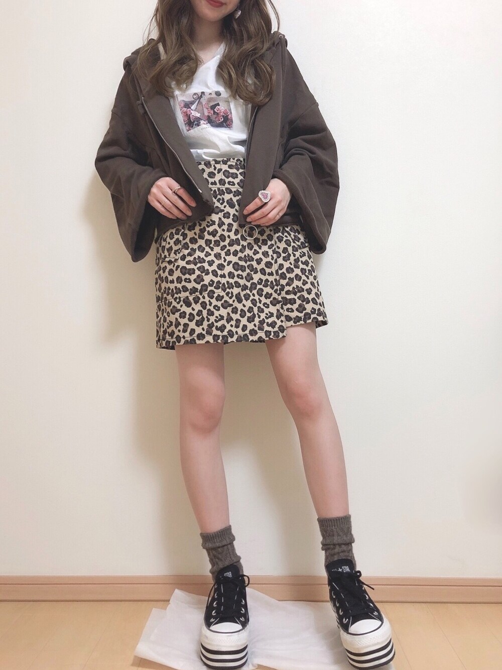 「大人トレンドカジュアル、秋のカフェオレコーデ、大人カジュアル、大人女子、ootd、outfit、レオパード、Heather、おしゃれさんと繋がりたい、いいね、save、フォローお願いします🤑」｜「mysticのシルケットフォトT（Tシャツ/カットソー、ピンク系）」を使った、yuririn*さん（レディース・156cm）の秋コーディネートの1枚目の写真