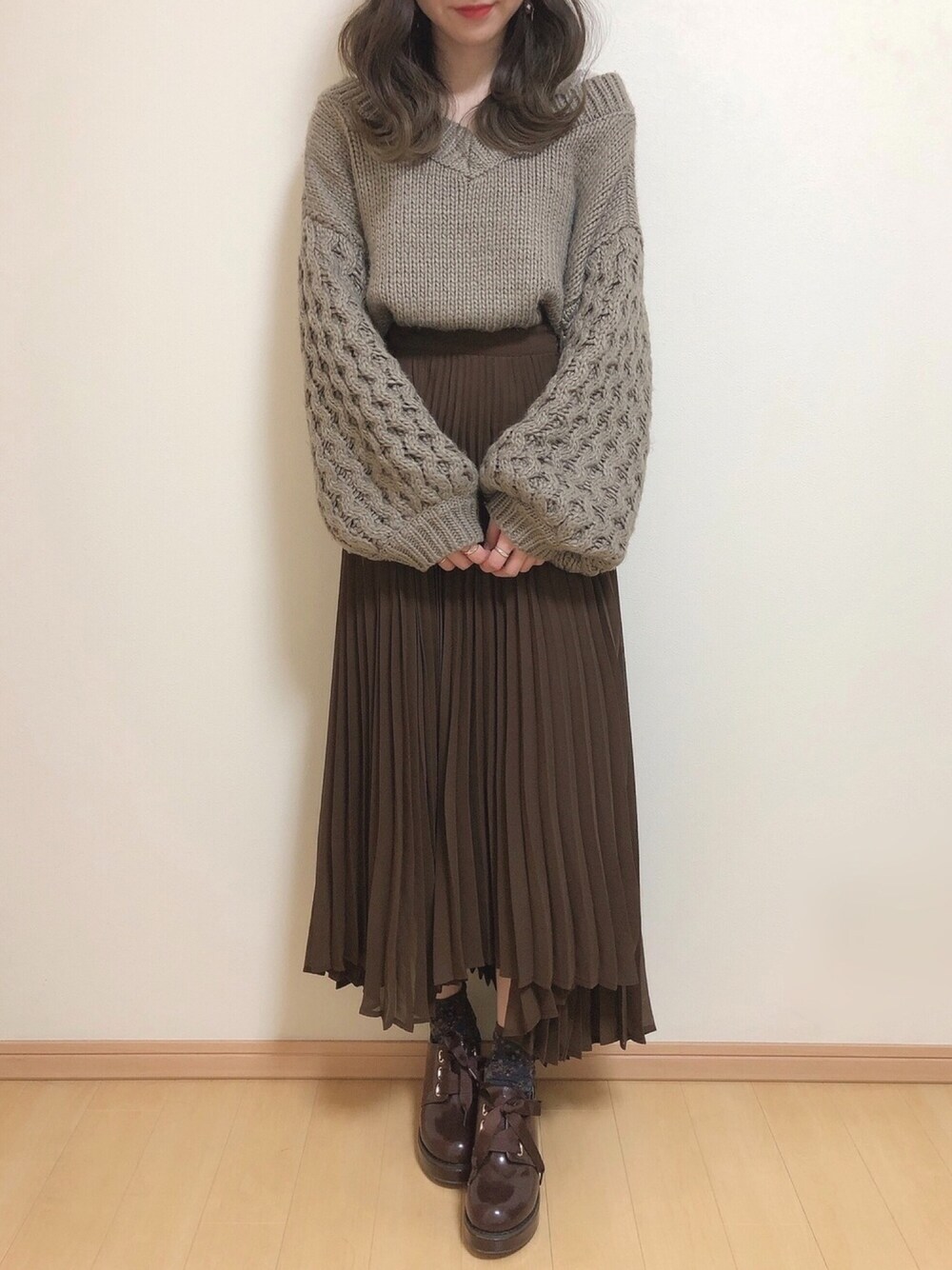 「大人女子、大人コーデ、ワントーンコーデ、ブラウン、ootd、outfit、プリーツスカート、whoswhochico、おしゃれさんと繋がりたい、いいね、save、フォローお願いします🤑」｜「Chicoの袖柄編みプルオーバー（ニット/セーター、ベージュ系）」を使った、yuririn*さん（レディース・156cm）の秋コーディネートの1枚目の写真