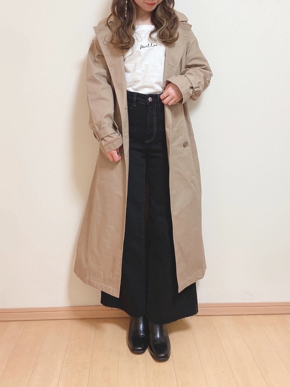 ベージュ系のトレンチコート、ホワイト系のTシャツ/カットソー、ブラック系のその他パンツを着用したレディースの春コーディネートの1枚目の写真