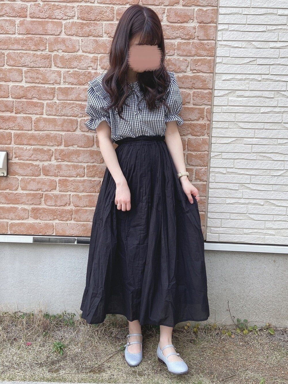 その他のシャツ/ブラウス、ブラック系のスカート、シルバー系のバレエシューズを着用したレディースの春コーディネートの1枚目の写真