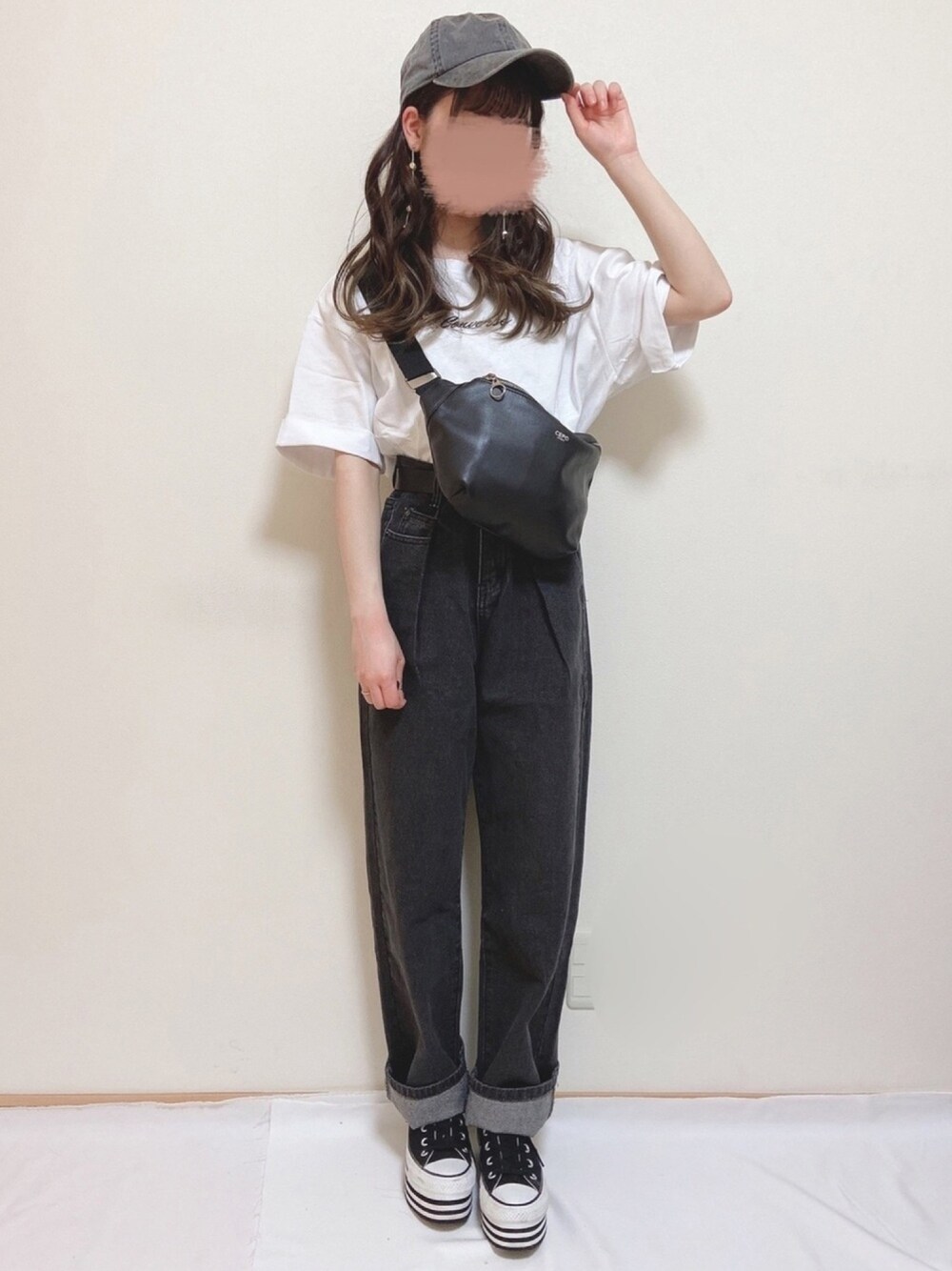 ホワイト系のTシャツ/カットソー、ブラック系のショルダーバッグ、ブラック系のスニーカーを着用したレディースの春コーディネートの1枚目の写真