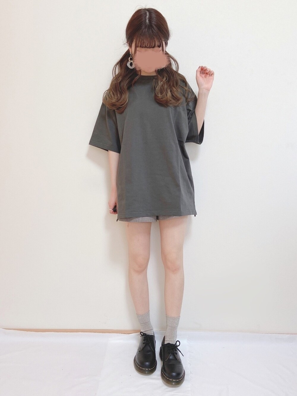 グレー系のTシャツ/カットソー、その他のその他パンツ、ブラック系のドレスシューズを着用したレディースの春コーディネートの1枚目の写真