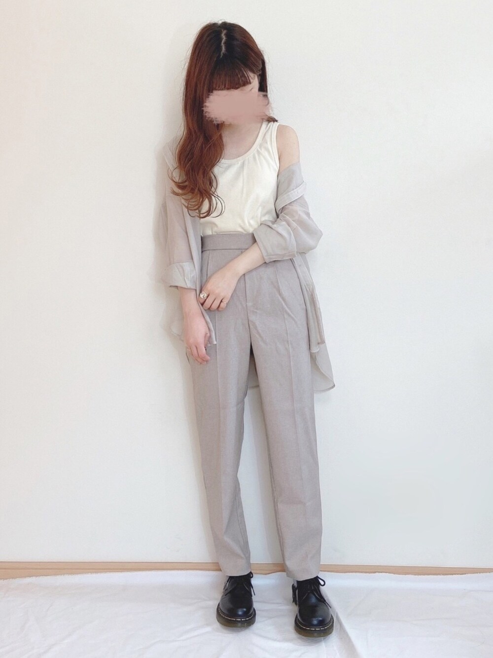 ホワイト系のタンクトップ、ベージュ系のTシャツ/カットソー、ベージュ系のその他パンツを着用したレディースの夏コーディネートの1枚目の写真