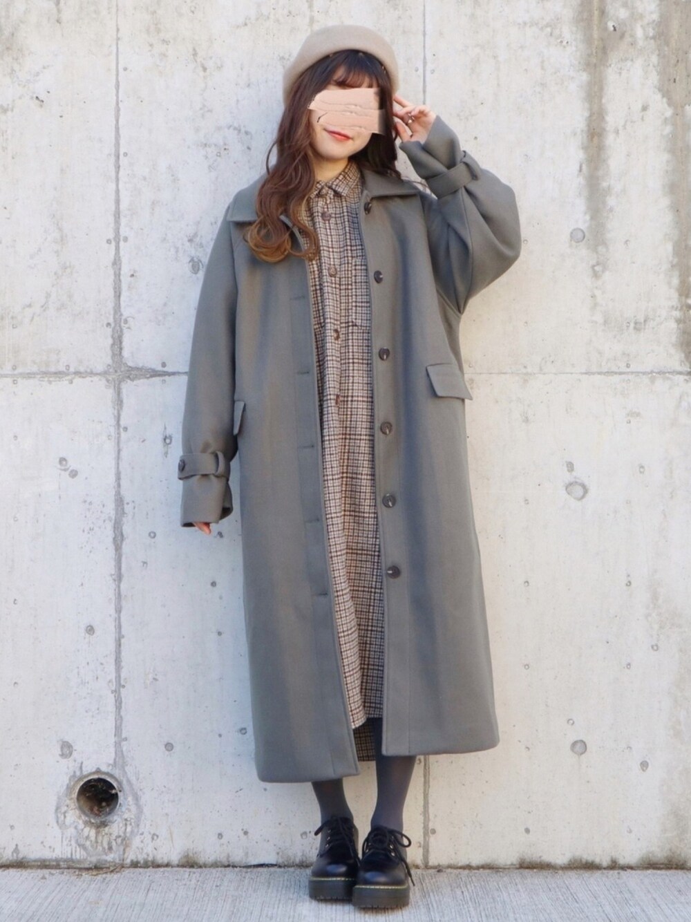 グリーン系のその他アウター、ブラウン系のその他アウター、ブラック系のドレスシューズを着用したレディースの秋コーディネートの1枚目の写真