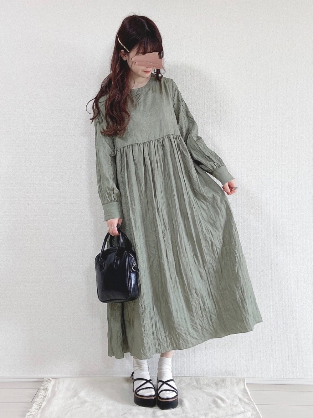 グリーン系のワンピース、ブラック系のサンダル、ゴールド系のその他ヘアアクセサリーを着用したレディースの春コーディネートの1枚目の写真