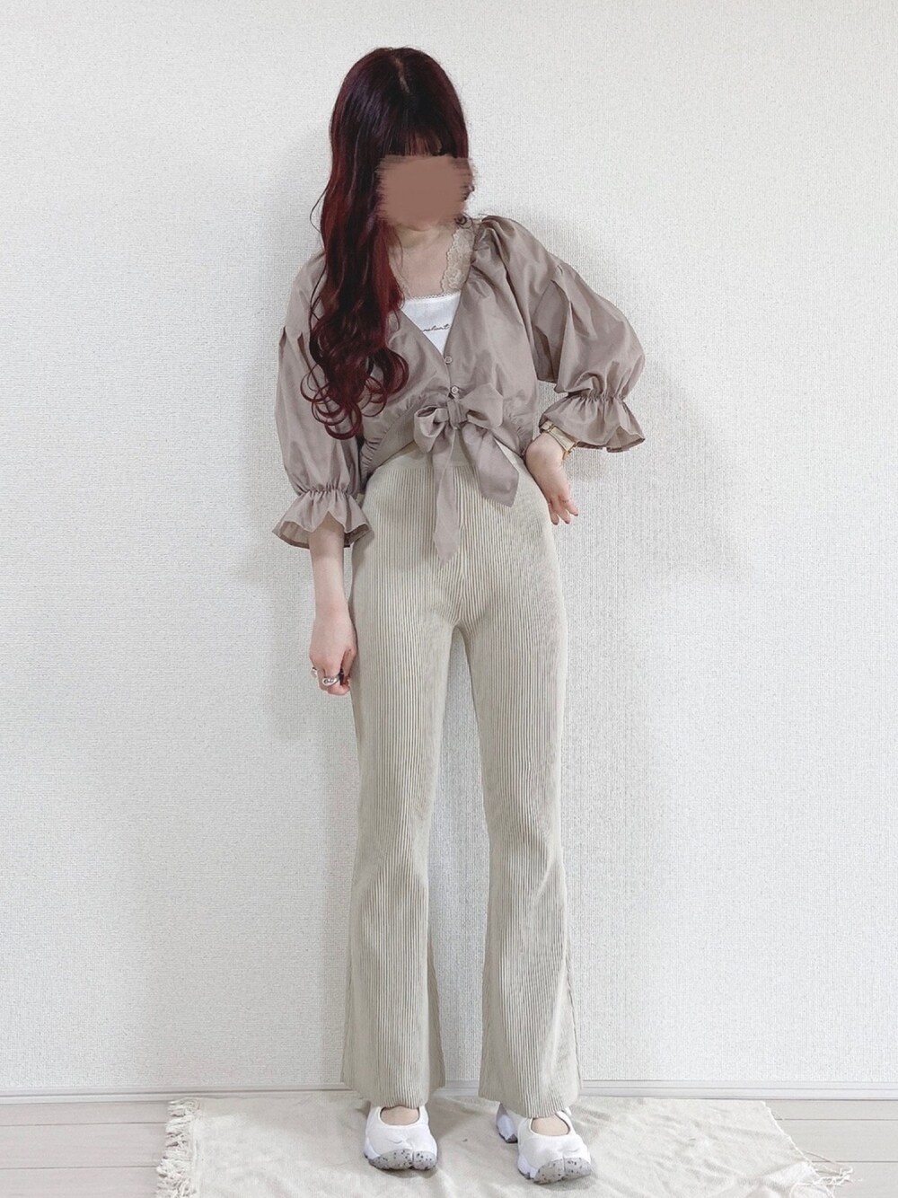 ピンク系のシャツ/ブラウス、ベージュ系のその他パンツ、ホワイト系のサンダルを着用したレディースの春コーディネートの1枚目の写真