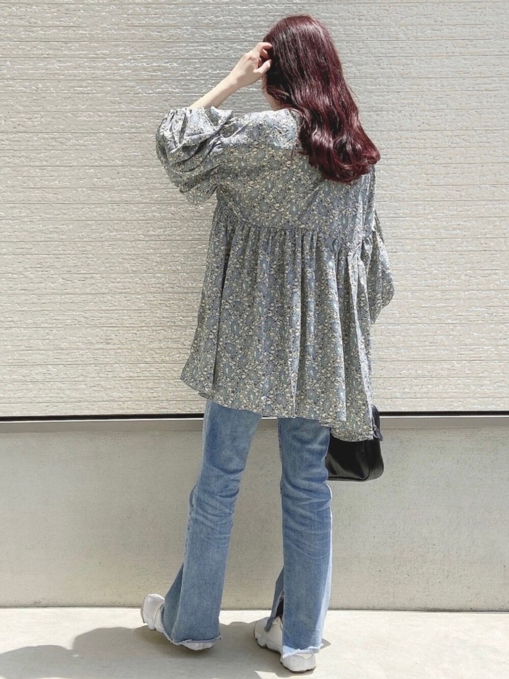 グリーン系のシャツ/ブラウス、ブルー系のデニムパンツ、ホワイト系のサンダルを着用したレディースの春コーディネートの1枚目の写真