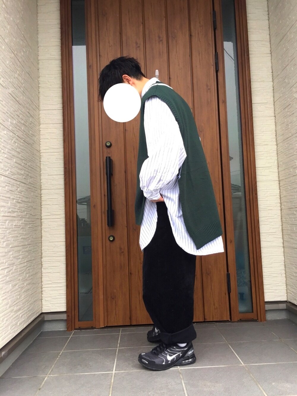 ホワイト系のシャツ/ブラウス、ブラック系のスニーカー、グリーン系のニット/セーターを着用したメンズの冬コーディネートの1枚目の写真