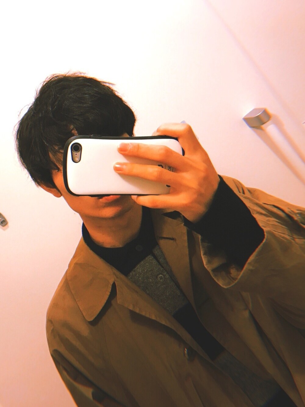 「trench coat、knit、burberry、Polo Ralph Lauren」｜「POLO RALPH LAURENのアイテム（ニット/セーター、グリーン系）」を使った、Nさん（メンズ・170cm）の冬コーディネートの1枚目の写真