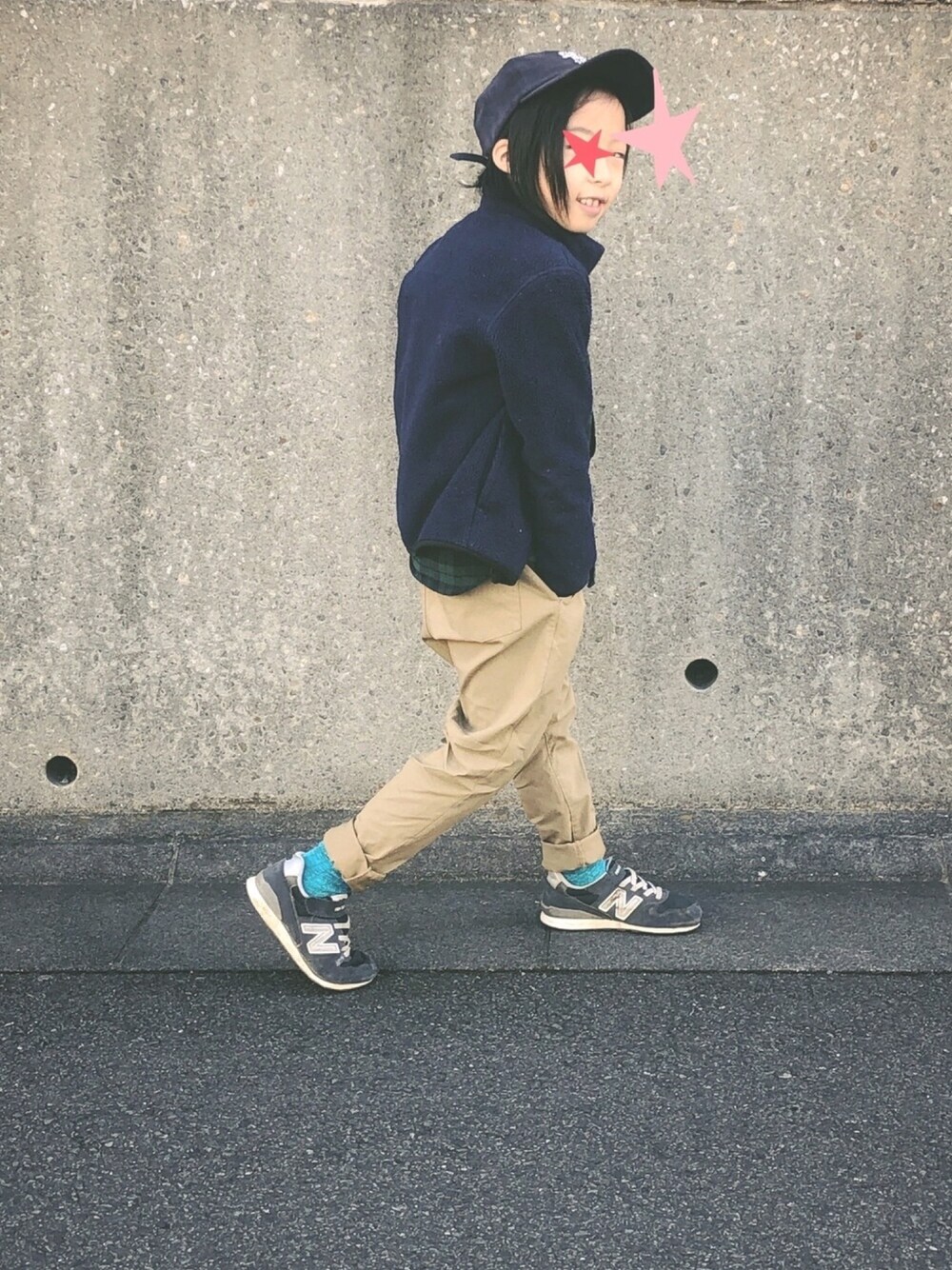 ベージュ系のその他パンツ、グリーン系のシャツ/ブラウス、ブルー系のその他アウターを着用したキッズの冬コーディネートの1枚目の写真