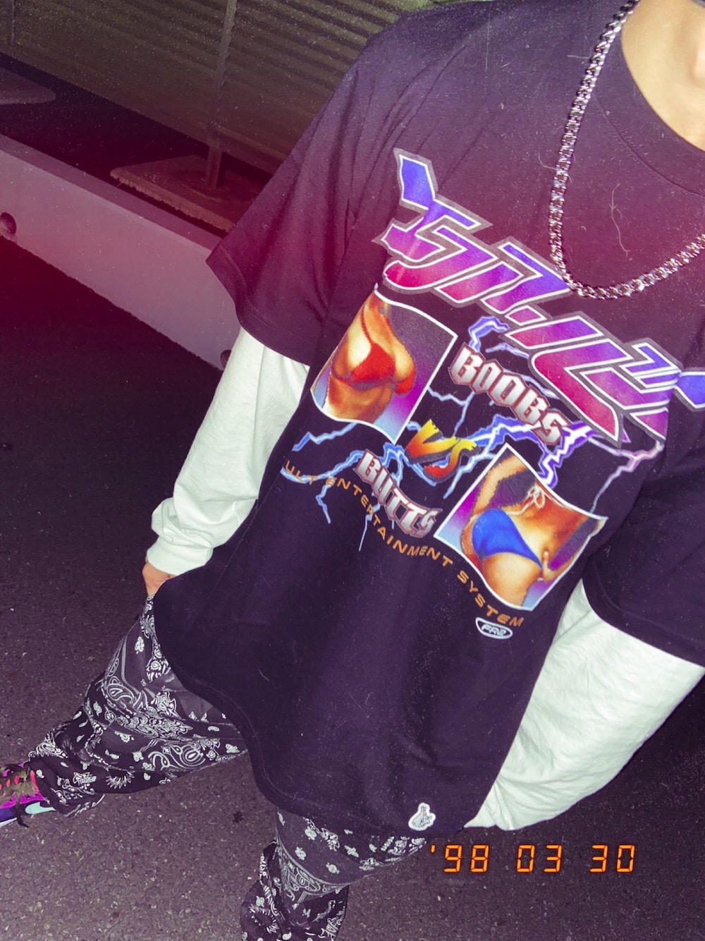 「スニーカーコーデ、ストリートファッション、ストリート、FR2、ネックレス、Tシャツ、ロンT、春、ブラックコーデ、派手」｜「FR2のアイテム（トップス、ブラック系）」を使った、KIDさん（メンズ・178cm）の春コーディネートの1枚目の写真