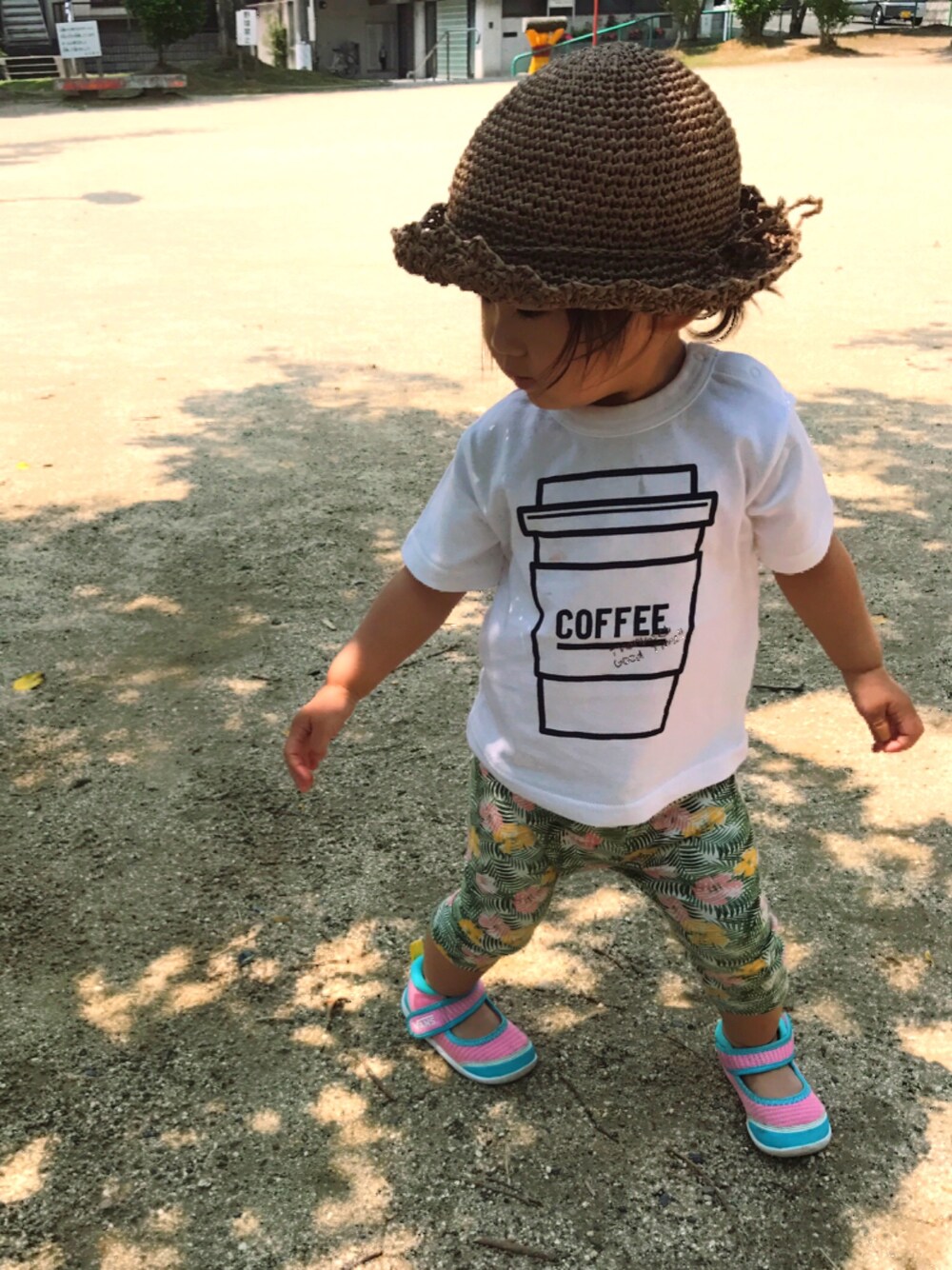 ホワイト系のTシャツ/カットソー、ピンク系のスニーカー、ブラウン系のハットを着用したレディースの夏コーディネートの1枚目の写真