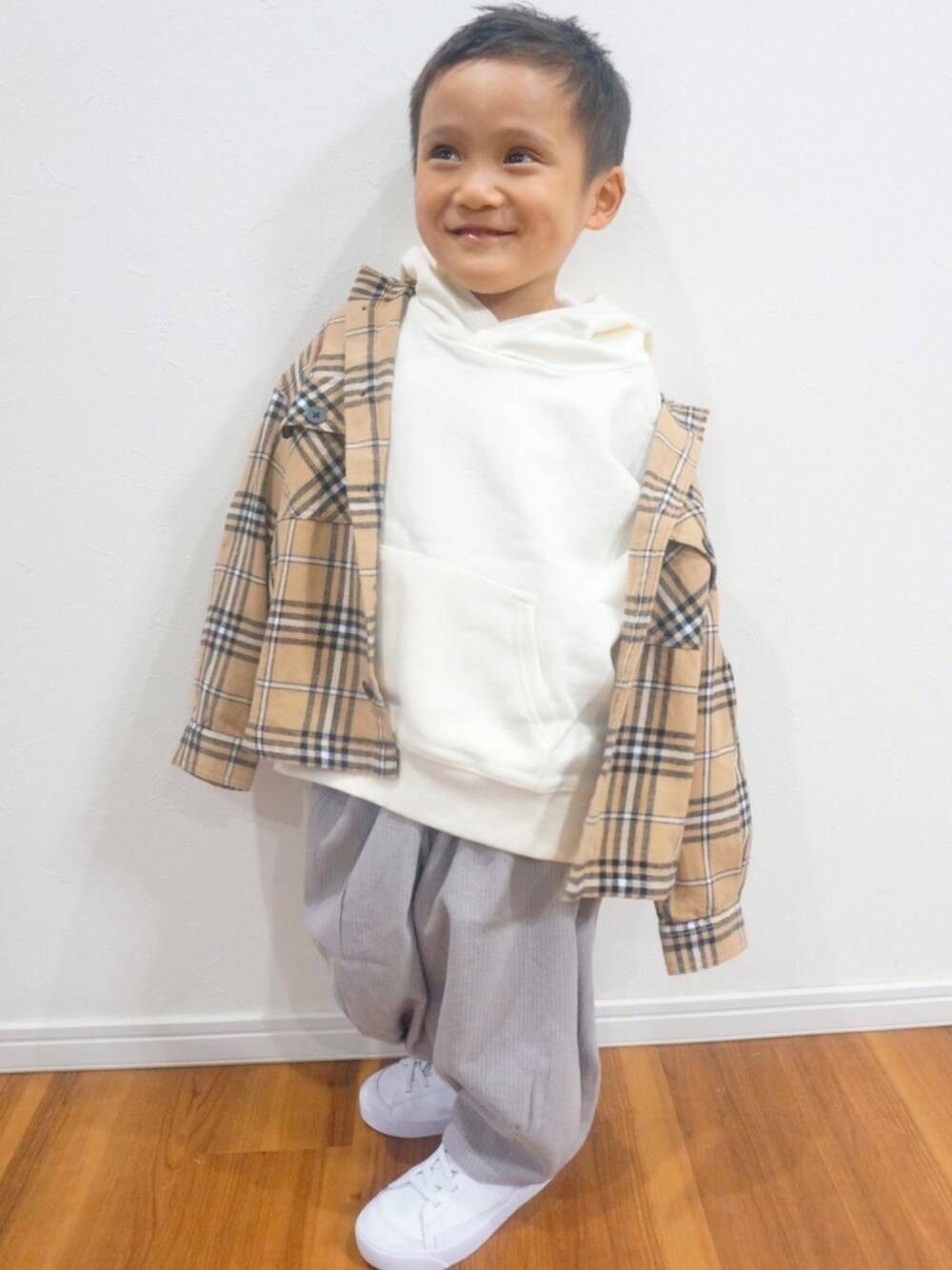 ホワイト系のスニーカー、グレー系のその他パンツ、その他のシャツ/ブラウスを着用したキッズの冬コーディネートの1枚目の写真