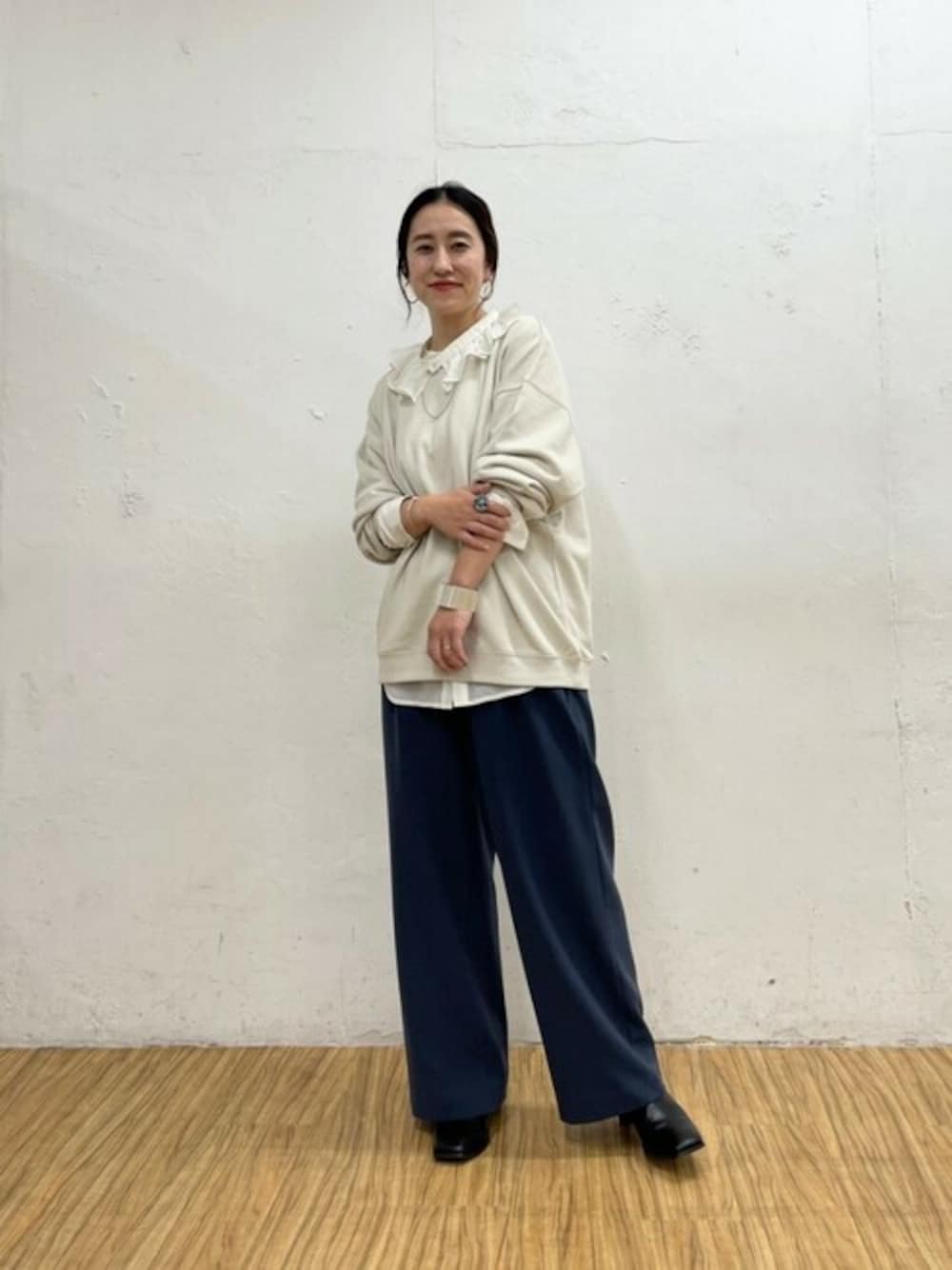 ホワイト系のシャツ/ブラウス、ブルー系のその他パンツ、ホワイト系のスウェットを着用したレディースの秋コーディネートの1枚目の写真