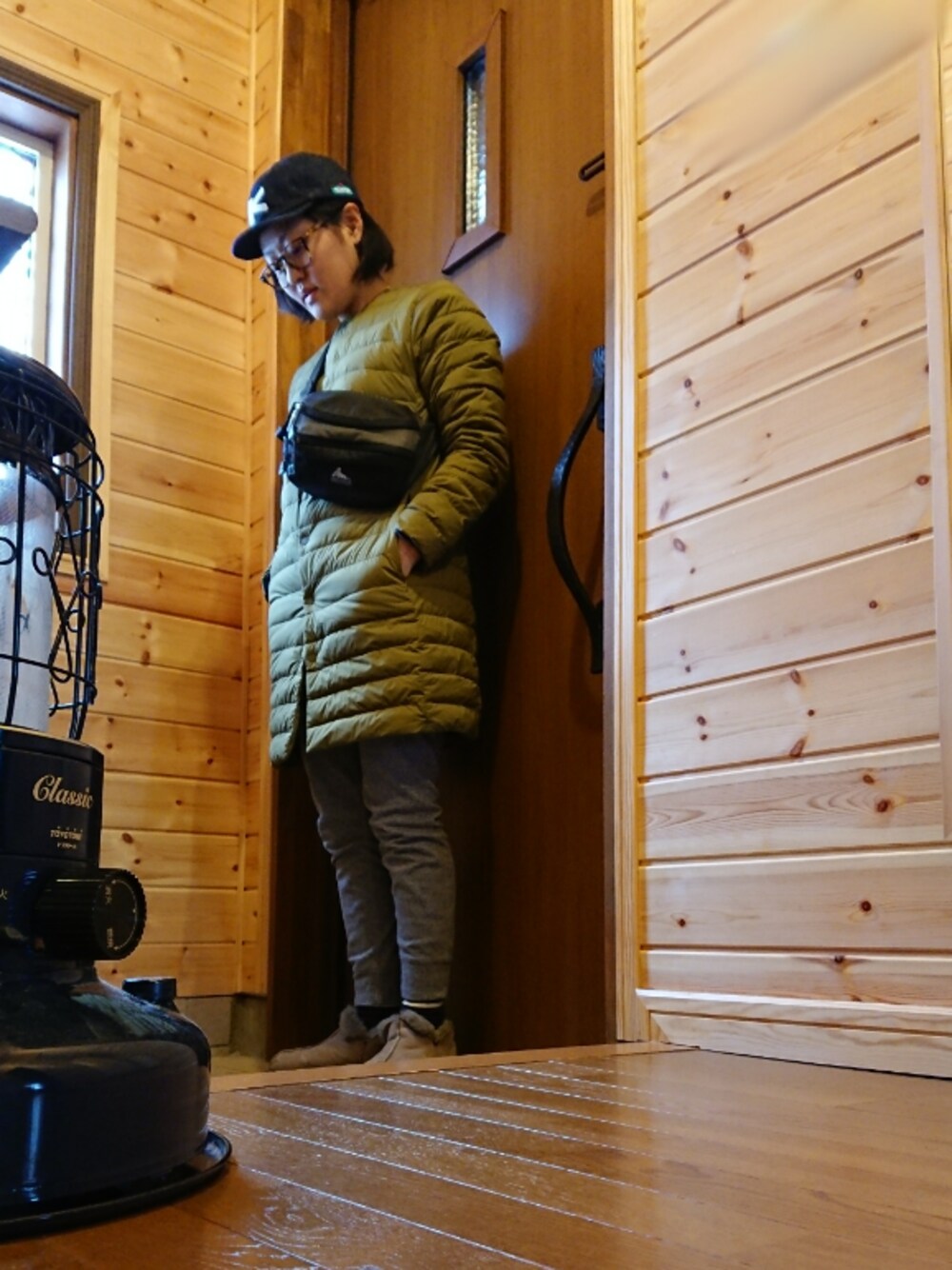 「HELLY HANSEN、KAVU、Gregory、GLOBAL WORK、SHEPHERD、ロングダウン、カーキ」｜「SHEPHERDのSHEPHERD(シェパード): ムートン ブーツ NICOLE（ブーツ、グレー系）」を使った、kaz_uさん（レディース・158cm）の秋コーディネートの1枚目の写真