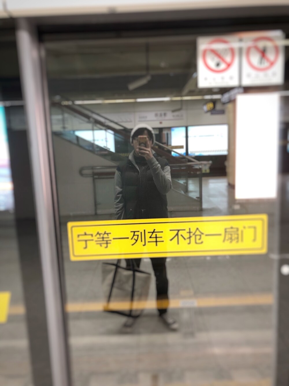 「冬コーデ、秋冬、秋冬コーデ、お洒落さんとつながりたい、今日のコーデ」｜「H&Mのアイテム（ニットキャップ/ビーニー、グレー系）」を使った、Teeさん（メンズ・180cm）の冬コーディネートの1枚目の写真