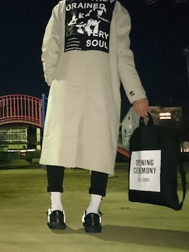 「MISBHV（ミスビヘイブ）のアイテム（トレンチコート）」を使った、おかずさん（メンズ・173cm）の冬コーディネート
