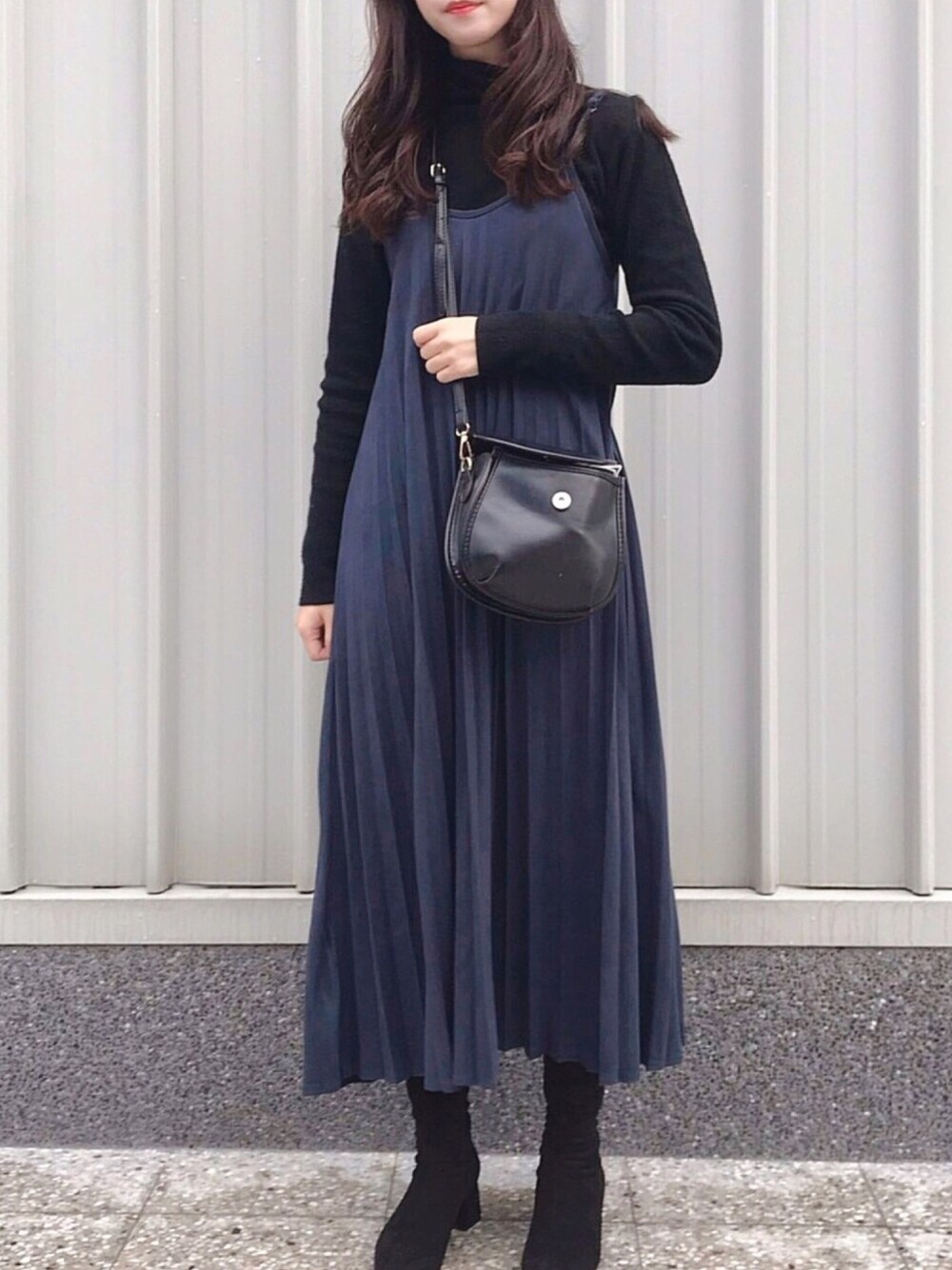 「ootd、洋裝、女人味、韓系、ootdtw、Taiwan、TAIPEI、連身裙、靴子、百褶裙」｜「MEIER.Qのアイテム（ジャンパースカート、ブルー系）」を使った、chloe🌻 さん（レディース・157cm）の冬コーディネートの1枚目の写真