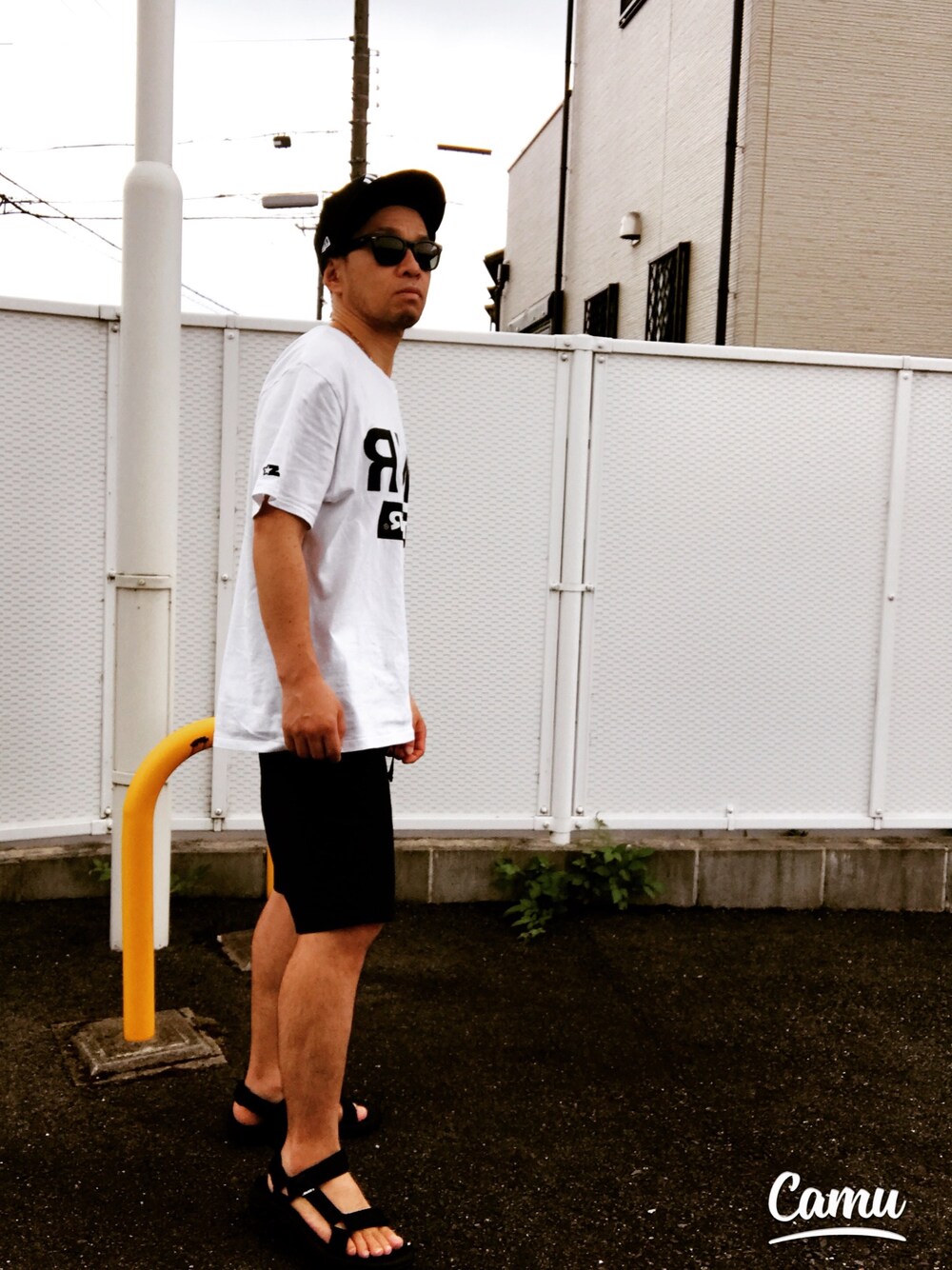 ホワイト系のTシャツ/カットソー、ブルー系のその他パンツ、ブラック系のサンダルを着用したメンズの夏コーディネートの1枚目の写真