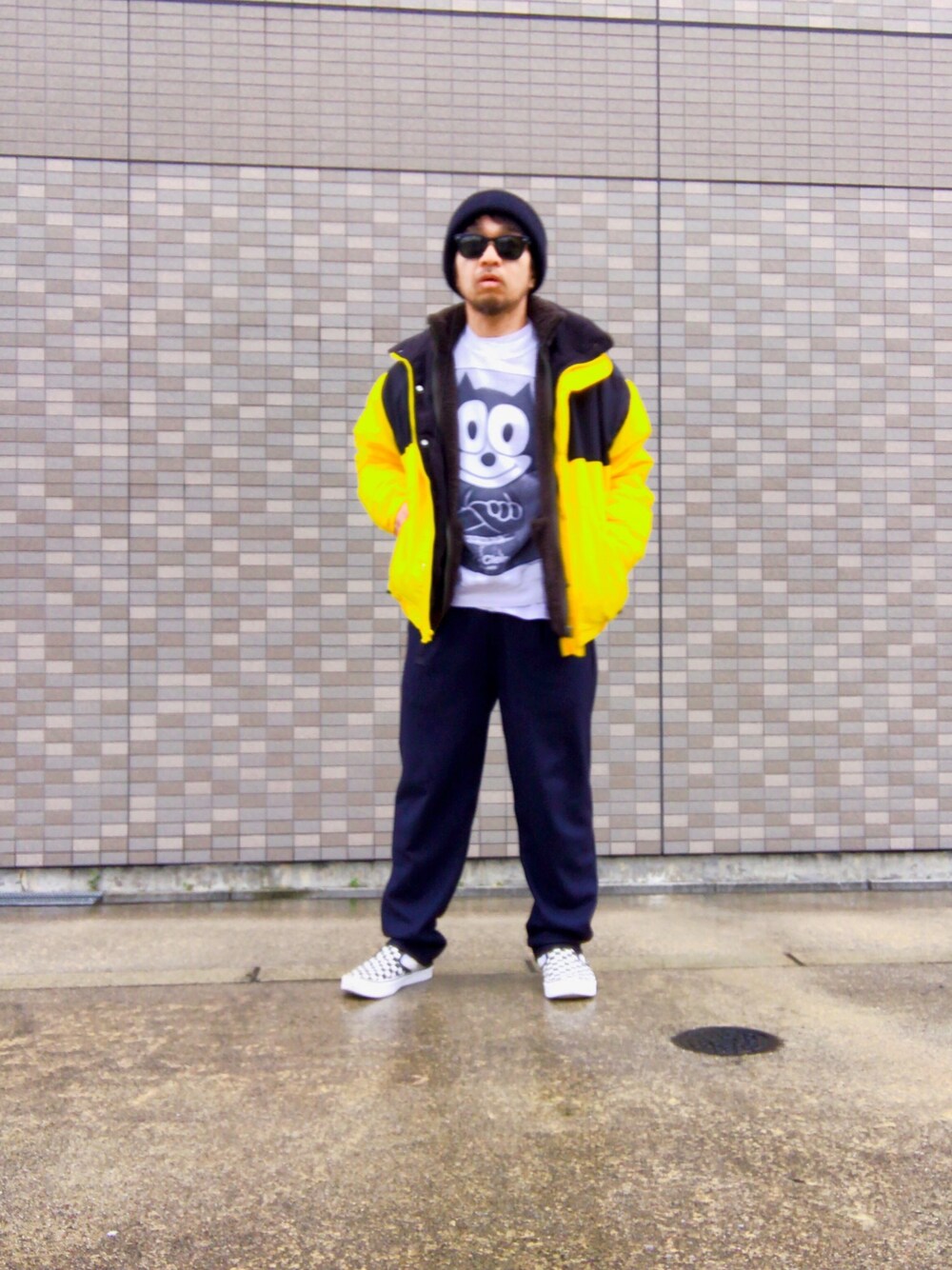「冬のコーデ、古着MIX、キャラスウェット、FELIX、70s vintage、ウールパンツ、STILL BY HAND、VANSスリッポン」｜「The モンゴリアン・チョップスのアイテム（ニットキャップ/ビーニー、ブラック系）」を使った、Hiroki Matsudaさん（メンズ・166cm）の冬コーディネートの1枚目の写真