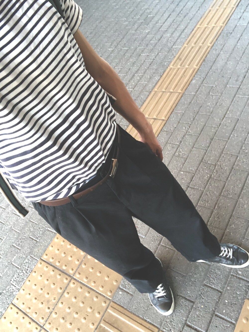 「RAGEBLUEのTRサージワイドパンツ/750638（スラックス、ブラック系）」を使った、susiroさん（メンズ・178cm）の春コーディネートの1枚目の写真