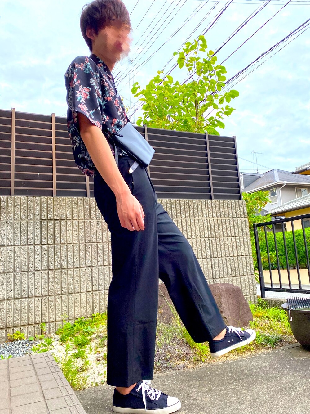 ブラック系のシャツ/ブラウス、ブラック系のショルダーバッグ、ブラック系のスラックスを着用したメンズの夏コーディネートの1枚目の写真