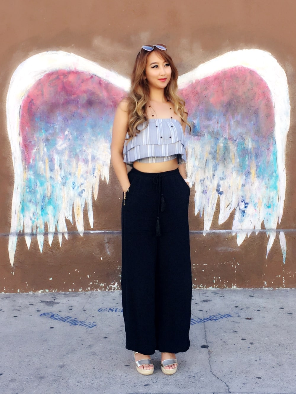 「casual、summer、Los Angeles、wings、Ruffles、california」｜「H&Mのアイテム（パンツ、ブラック系）」を使った、Kitty Mijaresさん（レディース・155cm）の夏コーディネートの1枚目の写真