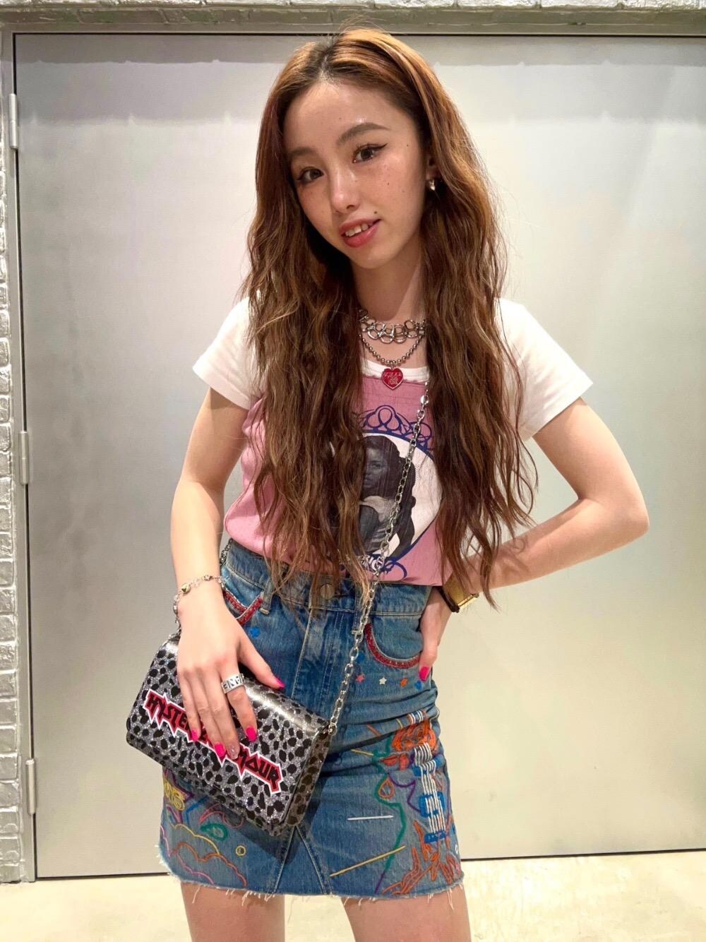 「キャミソール、ヒステリックグラマー、👟バッグ、でにむ、hysteric glamour、夏コーデ、Ｔシャツ、スカート 」｜「HYSTERIC GLAMOURのSPACE MUSIC刺繍 Aラインデニムスカート（スカート、ブルー系）」を使った、SARINAさん（レディース・157cm）の春コーディネートの1枚目の写真