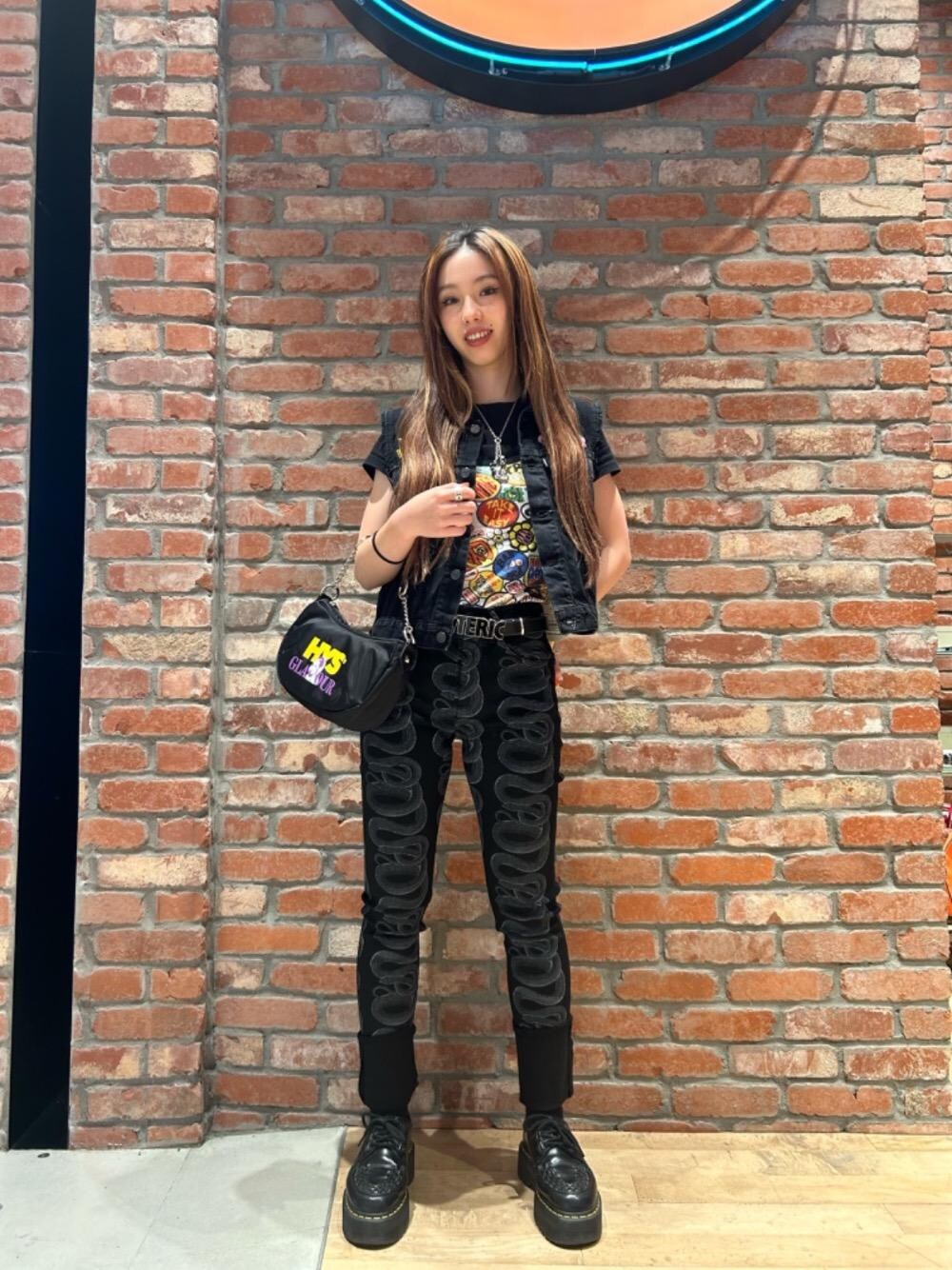 「ロック、スキニー、アクセサリー、ヒステリックグラマー、👟バッグ、でにむ、べすと、hysteric glamour、夏コーデ」｜「HYSTERIC GLAMOURのSNAKE LOOP柄 スキニーデニムパンツ（デニムパンツ、ブラック系）」を使った、SARINAさん（レディース・157cm）の夏コーディネートの1枚目の写真