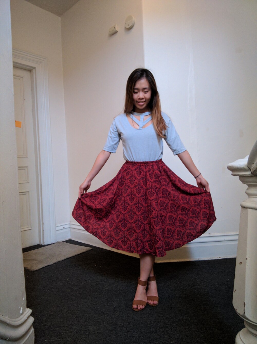 「midiskirt、vintage、sandals、strappy、printedskirt、TEE、Edgy、summer、printed」｜「Francesca'sのアイテム（スカート、レッド系）」を使った、Ping Lauさん（レディース・157cm）の夏コーディネートの1枚目の写真