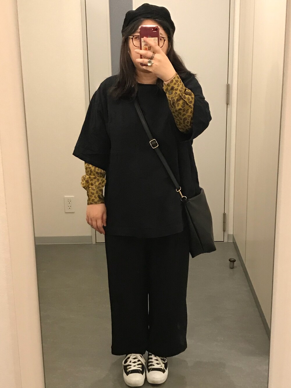 ゴールド系のシャツ/ブラウス、ブラック系のTシャツ/カットソー、ブラック系のその他パンツを着用したレディースの秋コーディネートの1枚目の写真