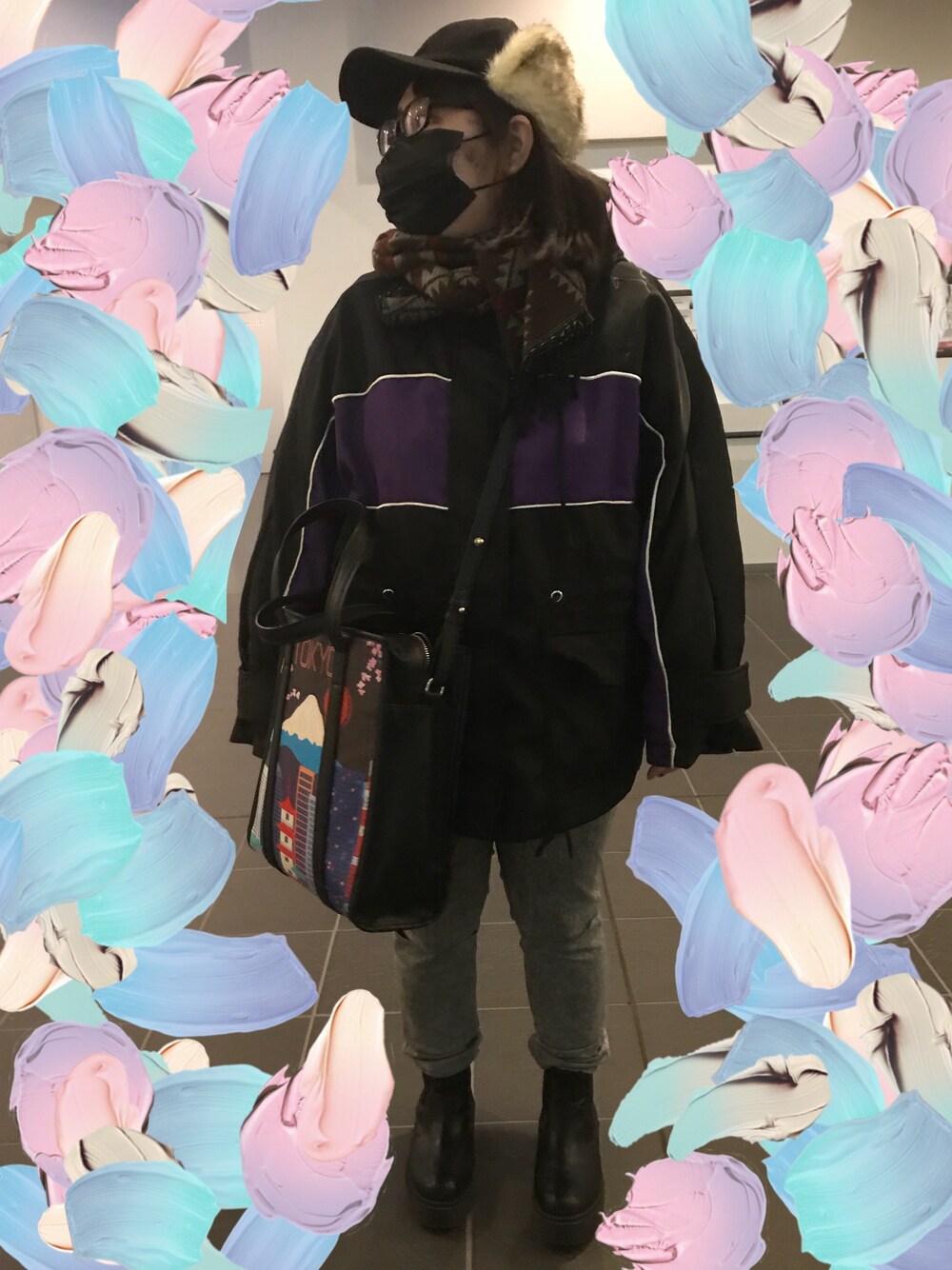 ブラック系のジャケット/アウター、ブラック系のバッグ、グレー系のパンツを着用したレディースの春コーディネートの1枚目の写真