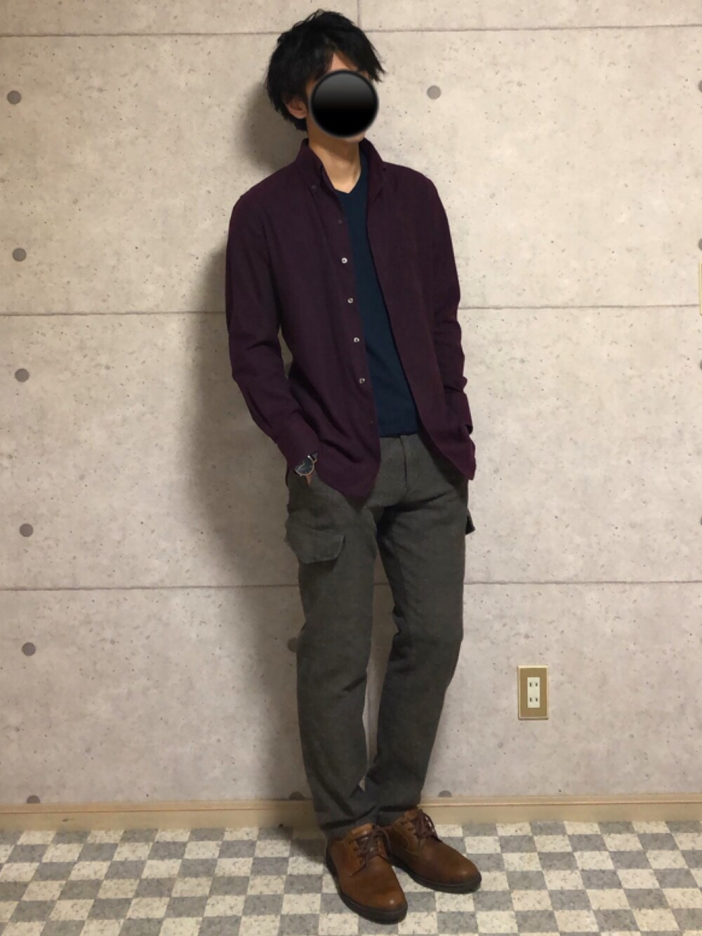 「CROWDEDCLOSET、カーゴパンツ、シンプル、革靴、きれいめカジュアル、シャツスタイル」｜「CROWDED CLOSETのアイテム（シャツ/ブラウス、パープル系）」を使った、こうようさん（メンズ・178cm）の秋コーディネートの1枚目の写真
