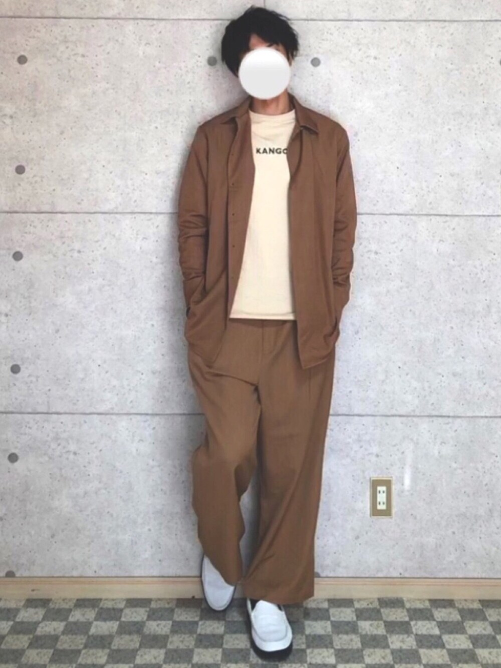 「モノマート(MONO-MART)、KANGOL、ブラウン、サンドベージュ、秋色、ローファー」｜「KANGOLの▽WEB限定 KANGOL/カンゴール 別注ロゴ刺繍 L/S オーバーサイズカットソー（Tシャツ/カットソー、ベージュ系）」を使った、こうようさん（メンズ・178cm）の秋コーディネートの1枚目の写真