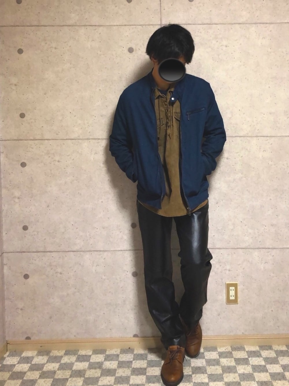 「革パンツ、革靴、ウェスタン風、紺ジャケット、お洒落さんとつながりたい」｜「BACK NUMBERの【BACK NUMBER】撥水シングルライダースジャケット（ライダースジャケット、ブルー系）」を使った、こうようさん（メンズ・178cm）の秋コーディネートの1枚目の写真