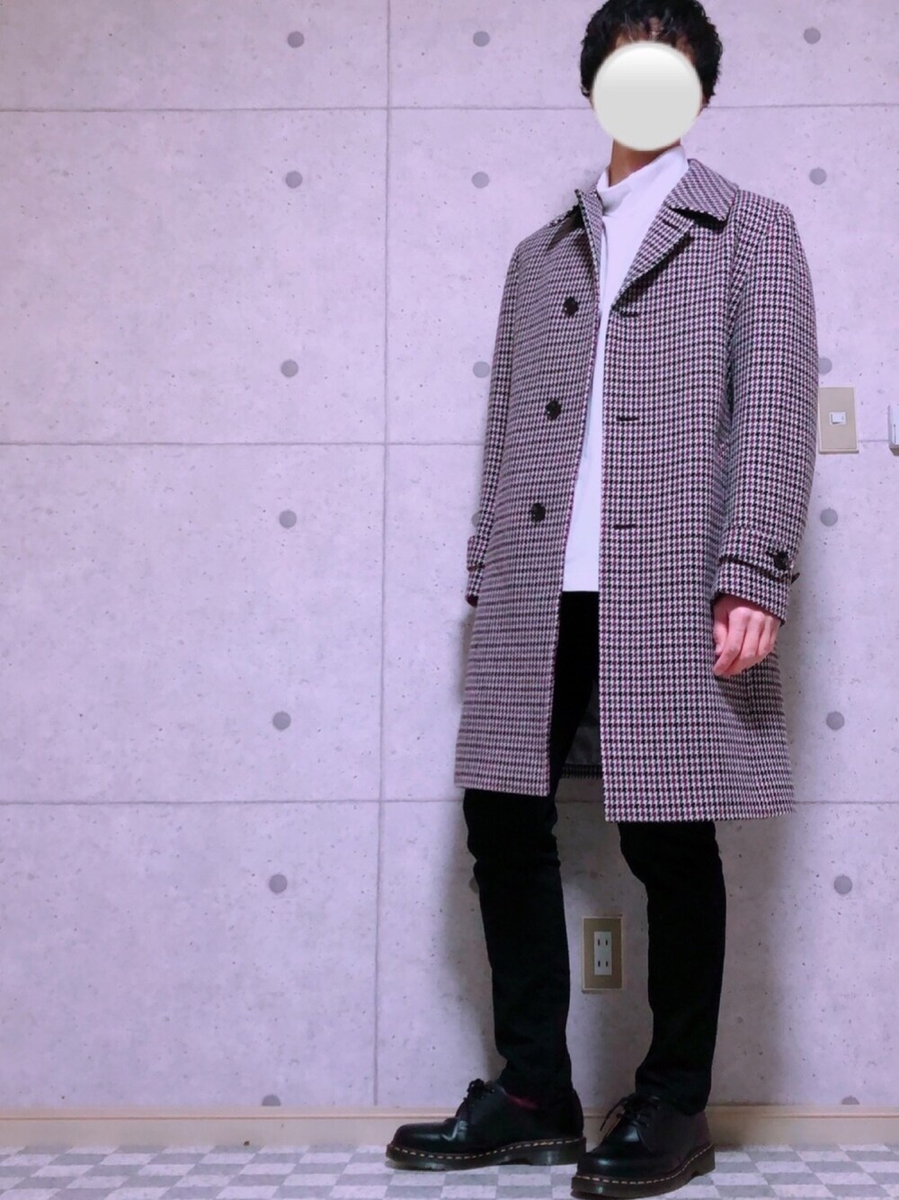 「秋冬コーデ、おしゃれさんと繋がりたい、ユニクロ、クロスキニー、タートルネック、コート、ドクターマーチン」｜「UNIQLOのタートルネックT（長袖）（Tシャツ/カットソー、ホワイト系）」を使った、こうようさん（メンズ・178cm）の冬コーディネートの1枚目の写真