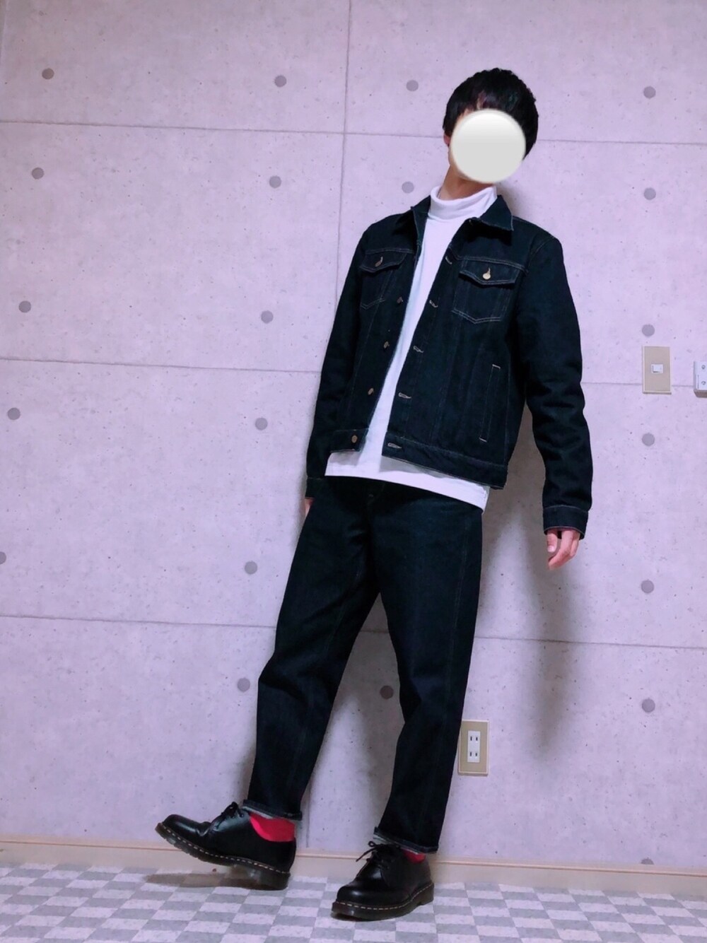 「デニム、デニムジャケット、デニムパンツ、紺、白無地、タートルネック、Dr.Martens、年末WEAR感謝祭、おしゃれさんと繋がりたい、休日スタイル」｜「TOMMY HILFIGERのアイテム（デニムジャケット、ブルー系）」を使った、こうようさん（メンズ・178cm）の冬コーディネートの1枚目の写真