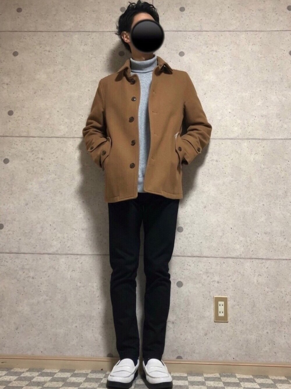 「お洒落さんとつながりたい、年末WEAR感謝祭、秋冬コーデ、ピーコート、ブラウン、白、CROWDEDCLOSET、UNIQLO、TOMMY HILFIGER、ブラック」｜「CROWDED CLOSETのアイテム（ピーコート、ブラウン系）」を使った、こうようさん（メンズ・178cm）の冬コーディネートの1枚目の写真