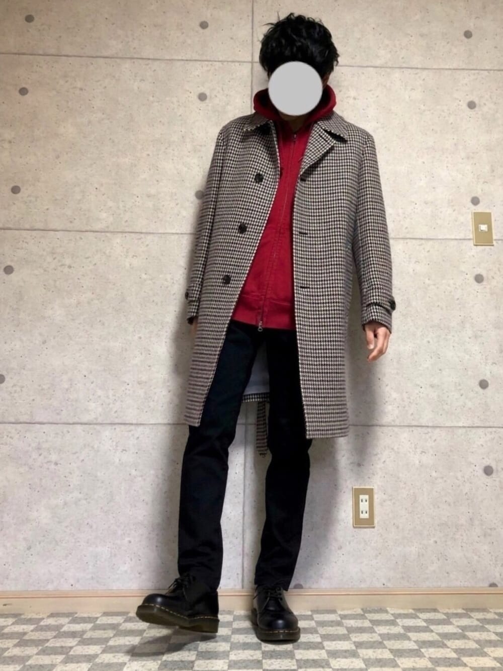 「冬アウター着回しチャレンジ、冬コーデ、ユニクロ、パーカー、赤、Dr.Martens、コート、CROWDEDCLOSET、Klasse14」｜「CROWDED CLOSETのアイテム（ステンカラーコート、その他）」を使った、こうようさん（メンズ・178cm）の冬コーディネートの1枚目の写真