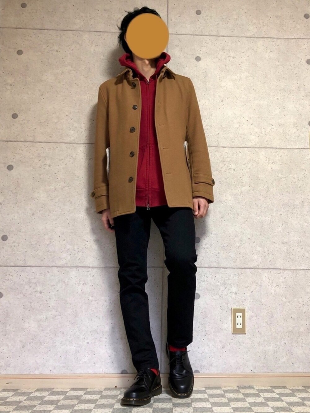 「冬アウター着回しチャレンジ、秋冬コーデ、黒スキニー、おしゃれさんと繋がりたい、UNIQLO、CROWDED CLOSET、Dr.Martens、赤、黒、Klasse14」｜「CROWDED CLOSETのアイテム（ステンカラーコート、ブラウン系）」を使った、こうようさん（メンズ・178cm）の冬コーディネートの1枚目の写真