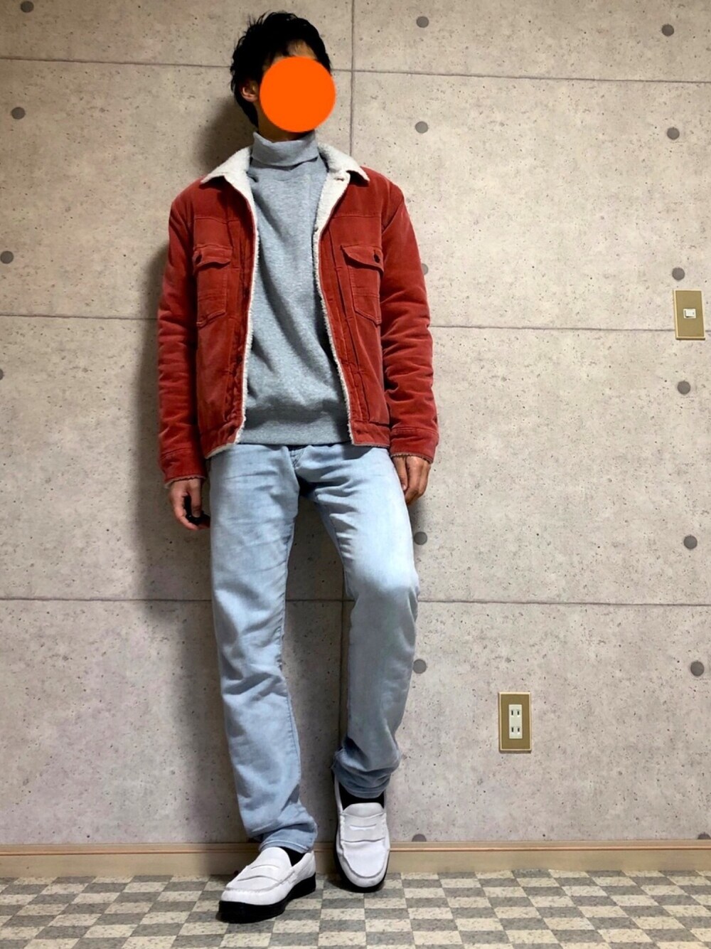 「お洒落さんとつながりたい、デニムパンツ、グレー、ローファー」｜「BAYFLOWのボアランチジャケット　18AW（ブルゾン、オレンジ系）」を使った、こうようさん（メンズ・178cm）の冬コーディネートの1枚目の写真