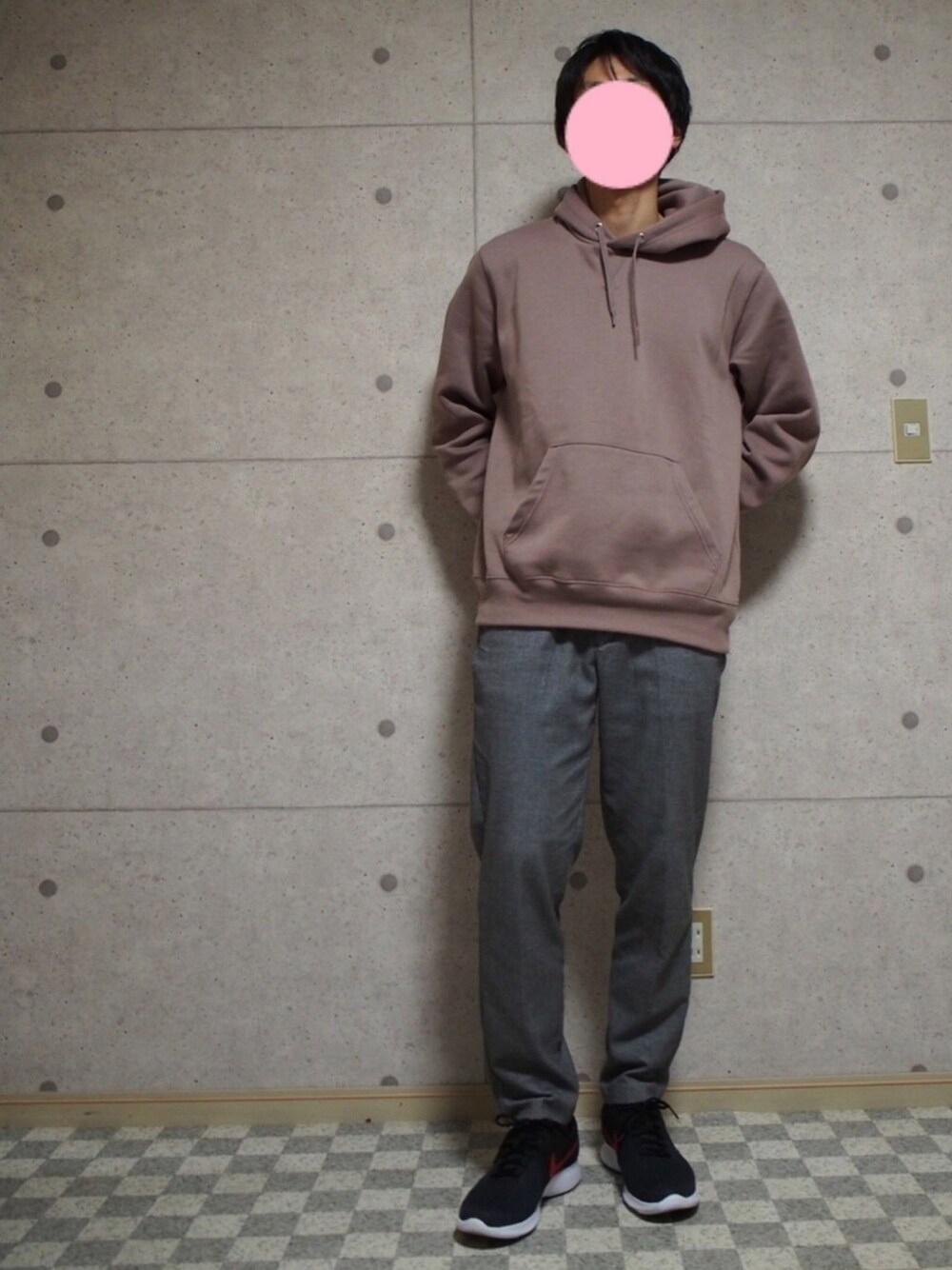 「おしゃれさんと繋がりたい、シンプル、カジュアル、ゆるコーデ、ナイキ、プチプラ、GU」｜「GUのアイテム（パンツ、グレー系）」を使った、こうようさん（メンズ・178cm）の冬コーディネートの1枚目の写真