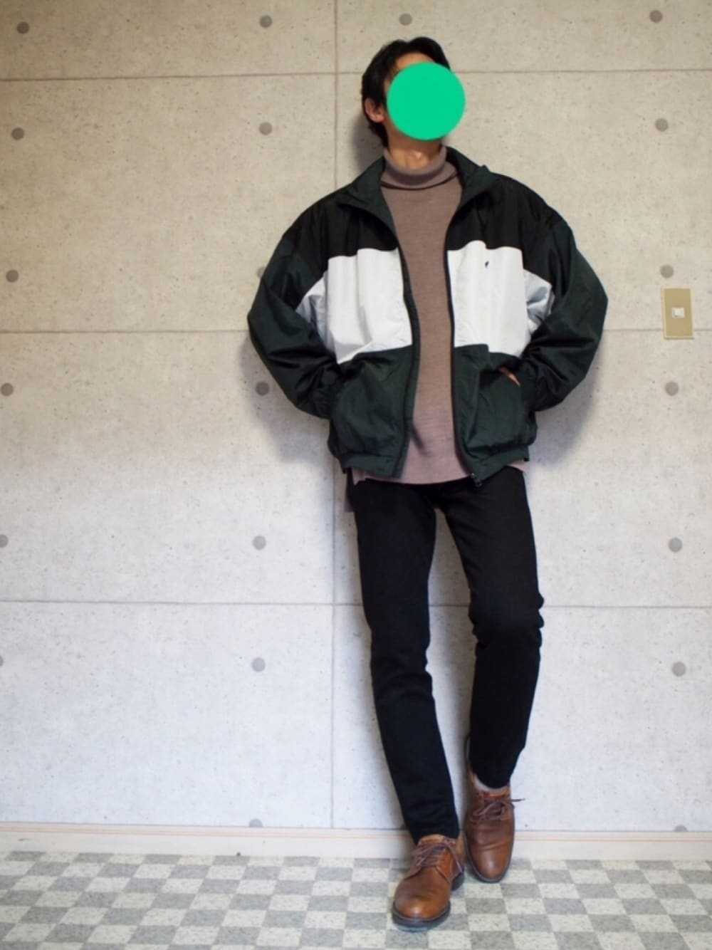 「ブラウン色に染まれ、いいね、save、フォローお願いします🤑、おしゃれさんと繋がりたい、黒スキニー、ブラウン、Bling Leads、Hawkins、KANGOL、ナイロンジャケット」｜「KANGOLの【別注・コラボ】ZIP FIVE × KANGOL　切替ナイロンビッグジャケット（ナイロンジャケット、ブラック系）」を使った、こうようさん（メンズ・178cm）の冬コーディネートの1枚目の写真