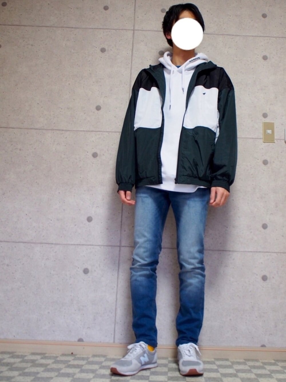 「スニーカー、カジュアル、KANGOL、GU、New Balance」｜「KANGOLの【別注・コラボ】ZIP FIVE × KANGOL　切替ナイロンビッグジャケット（ナイロンジャケット、ブラック系）」を使った、こうようさん（メンズ・178cm）の冬コーディネートの1枚目の写真