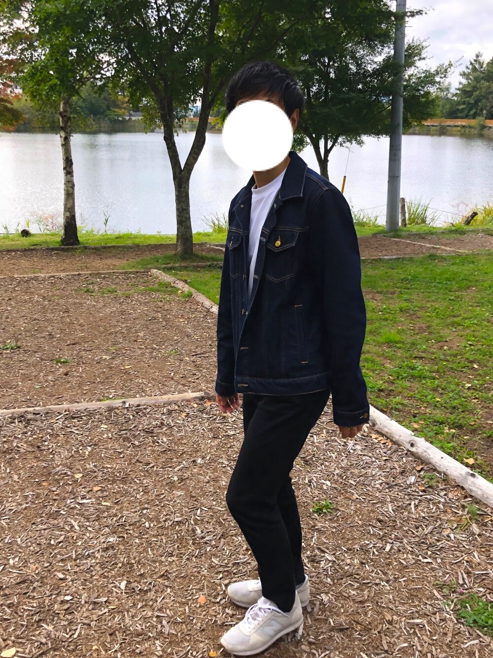 「おしゃれさんと繋がりたい、スニーカー、UNIQLO、ブラック、黒スキニー、トミーヒルフィガー」｜「TOMMY HILFIGERのアイテム（デニムジャケット、ブルー系）」を使った、こうようさん（メンズ・178cm）の秋コーディネートの1枚目の写真
