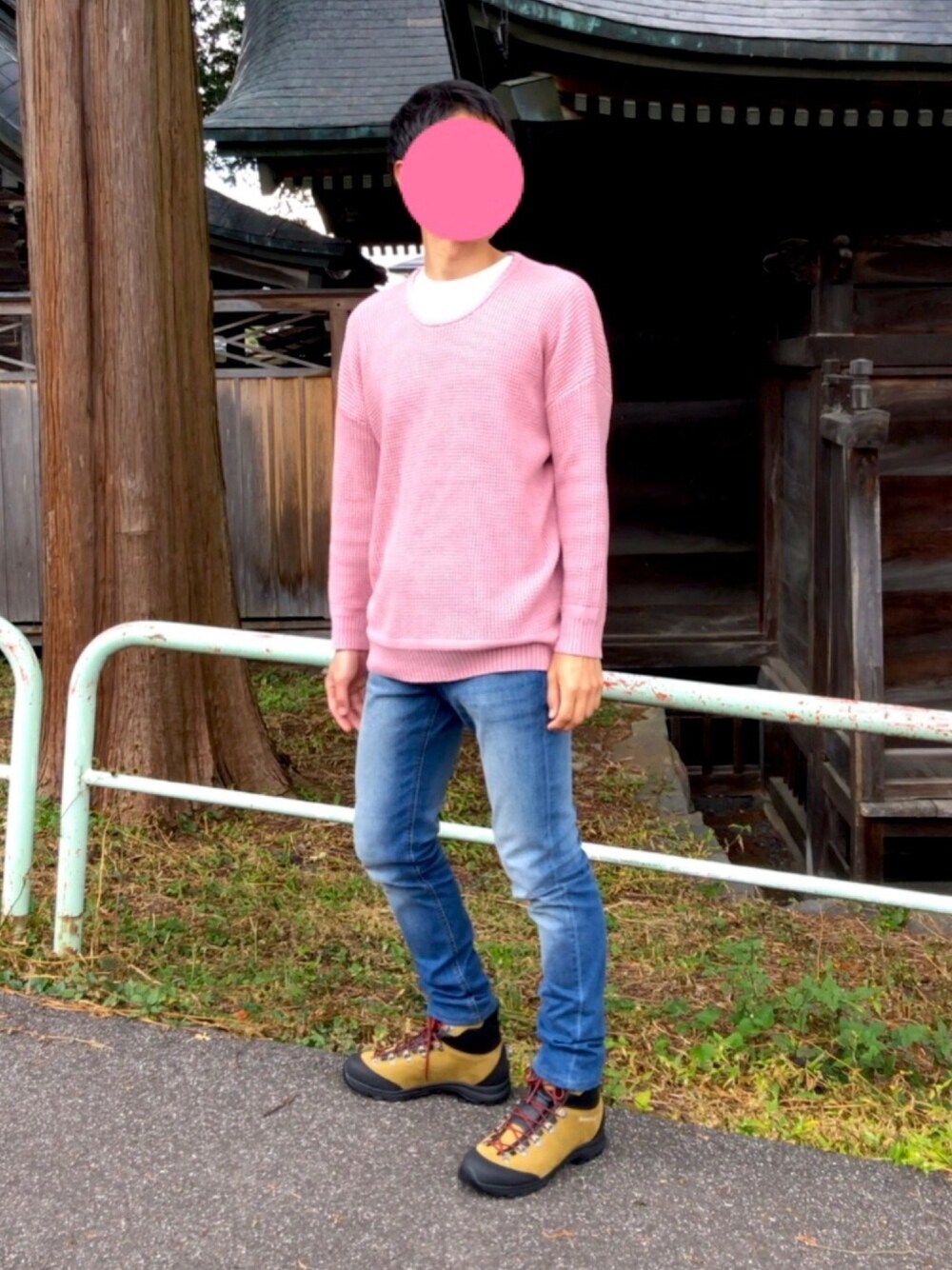 「セーター×ジーンズ、ピンク、モンベル、GU、シンプル、お洒落さんとつながりたい」｜「acquiesceのアイテム（ニット/セーター、ピンク系）」を使った、こうようさん（メンズ・178cm）の秋コーディネートの1枚目の写真