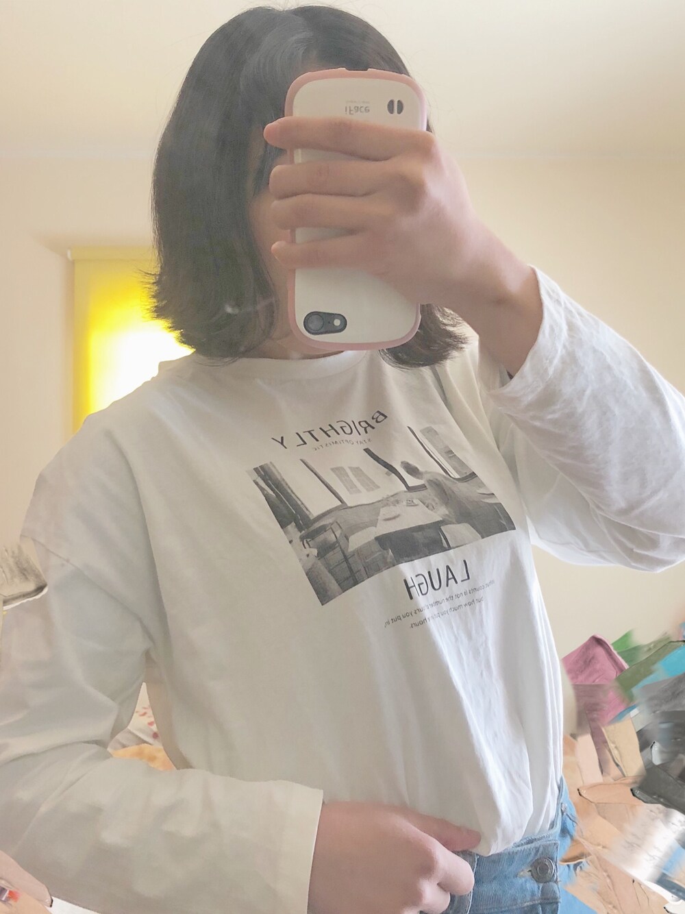 ホワイト系のTシャツ/カットソーを着用したレディースの春コーディネートの1枚目の写真