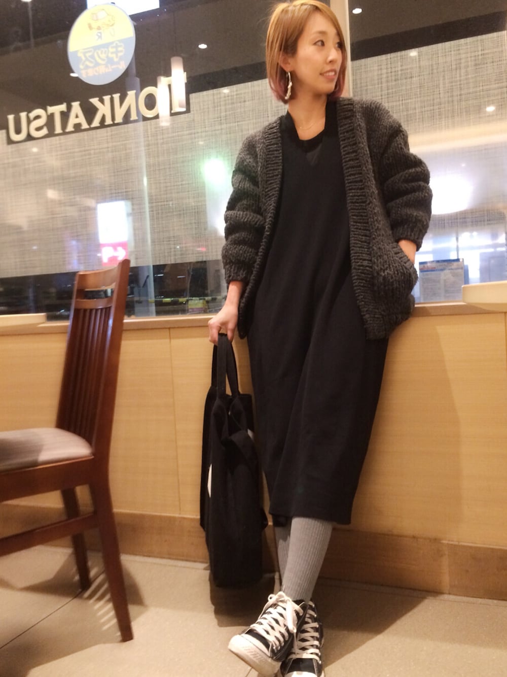 「大人カジュアル、ワンピース、黒、モノトーン、コンバース、FALKE、ゆるコーデ、ハンドニット、シンプルコーデ、黒ワンピ」｜「STYLE DELIの【Made in JAPAN】ホールガーメントVネックワンピース（ワンピース、ブラック系）」を使った、madoyanyanさん（レディース・160cm）の春コーディネートの1枚目の写真