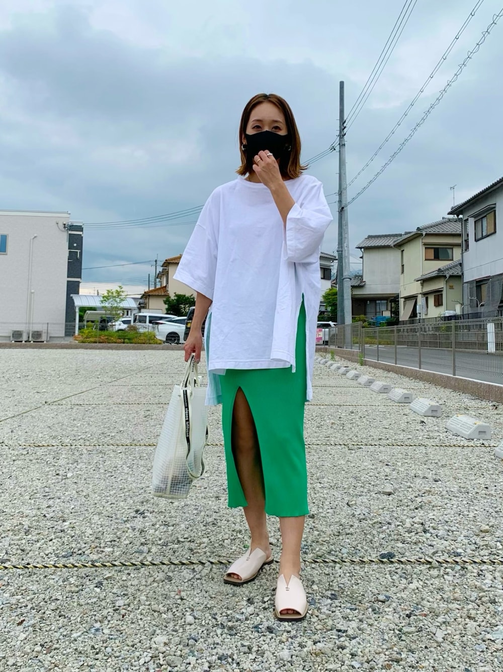 「COOLなこのコが仲間入り、クリアバッグ、タイトスカート、スリットスカート、ZARA、オーバーサイズ、ビッグシルエット、サンダル、グリーン」｜「audrey and john wadの【セール除外品 / Made in JAPAN】ビッグシルエットTシャツ（Tシャツ/カットソー、ホワイト系）」を使った、madoyanyanさん（レディース・160cm）の夏コーディネートの1枚目の写真